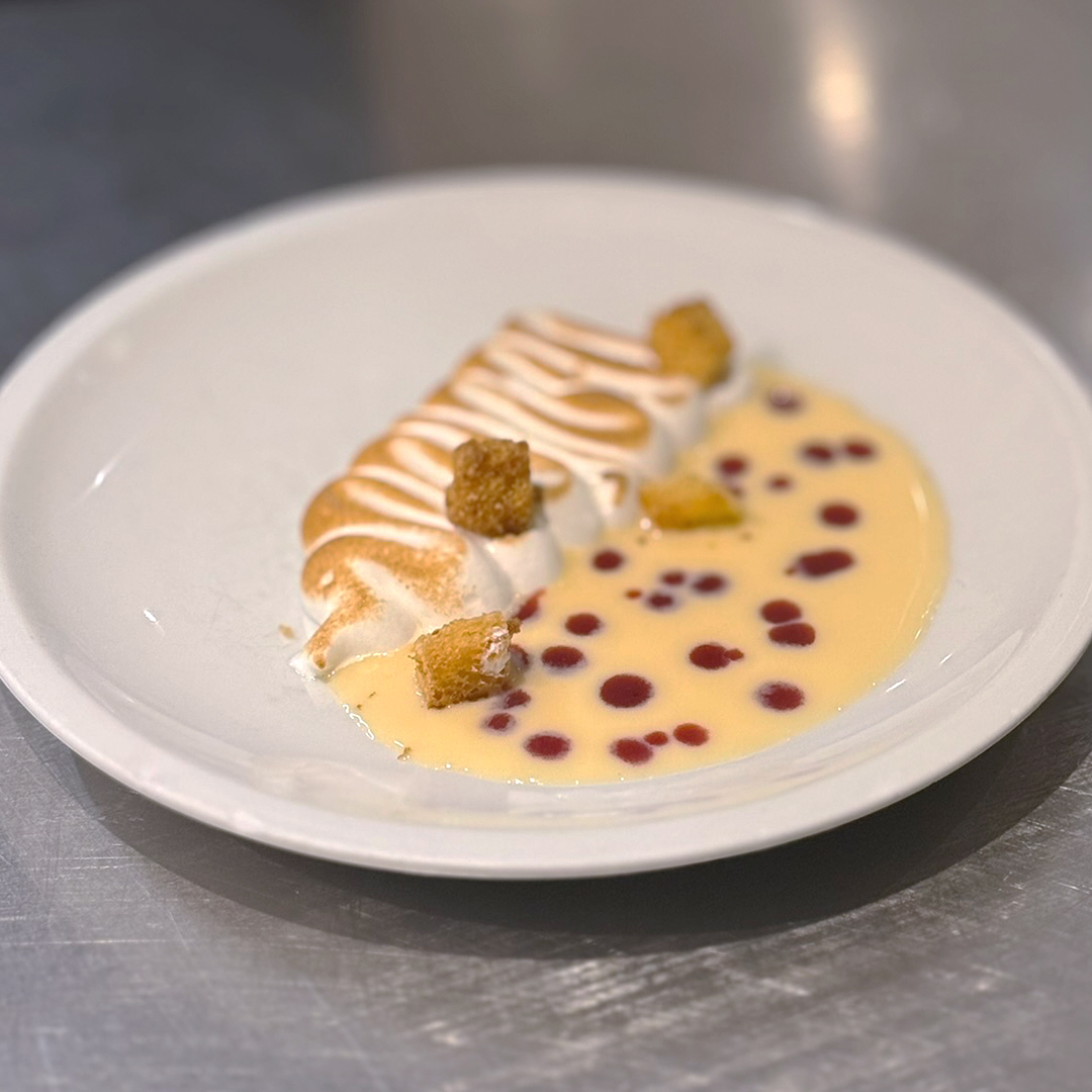 Meringa italiana con crema, coulis di frutti rossi e pandoro croccante