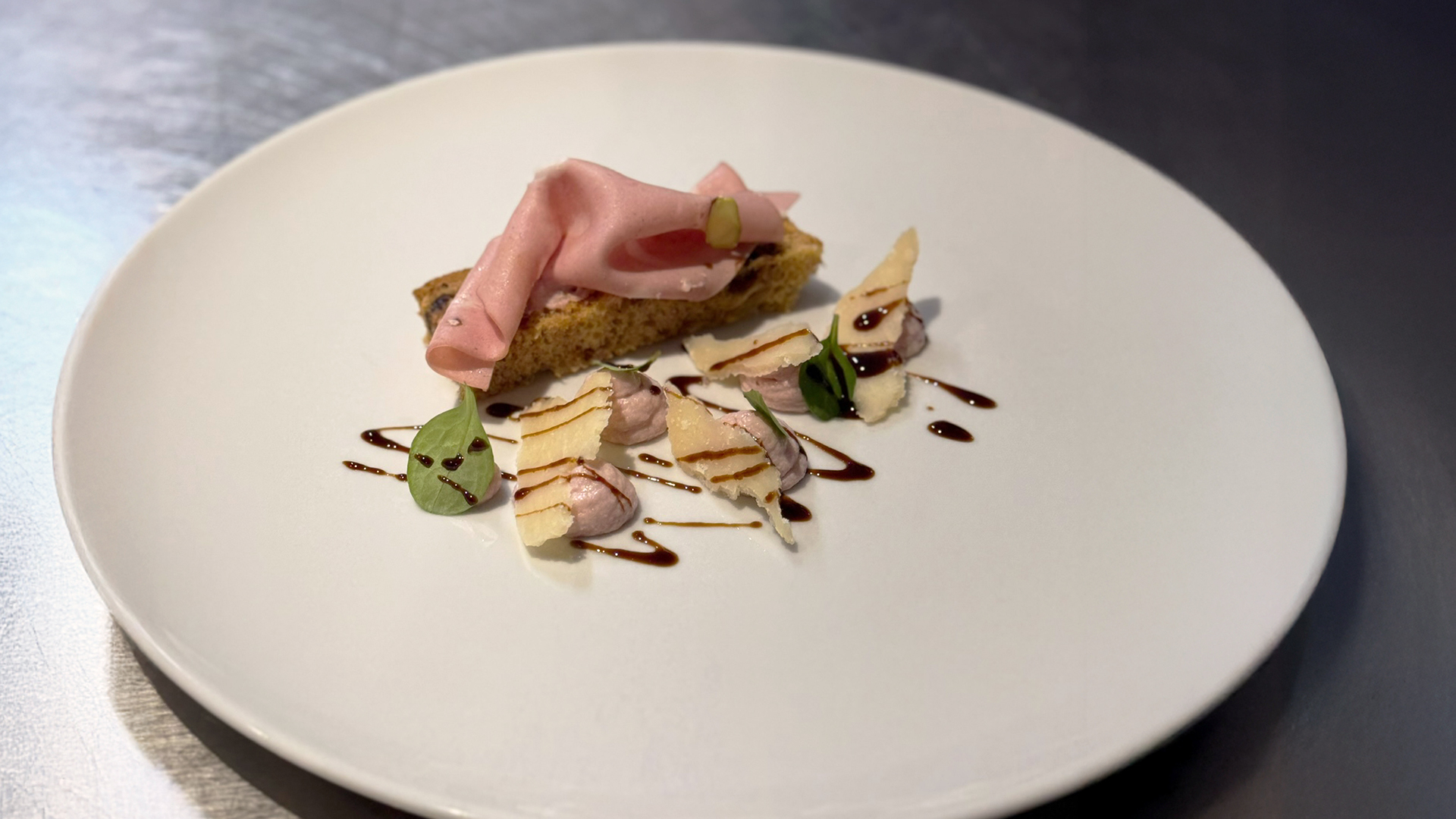 Panettone tostato, mousse di mortadella e erbe fresche