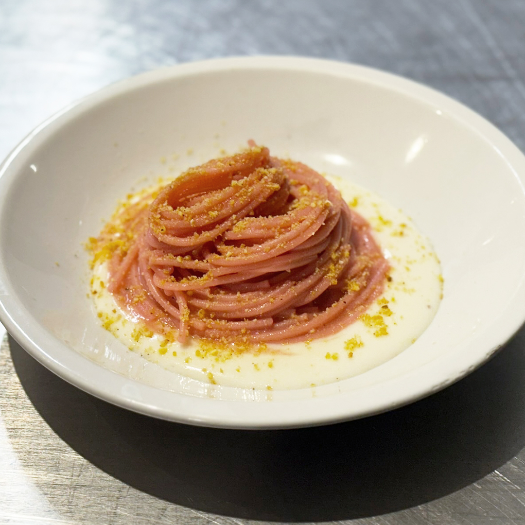 Spaghetti in crema di barbabietola e acciughe